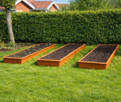 H&oslash;jbede s&aelig;t firkantet r&aring; jern 25cm h&oslash;jde.