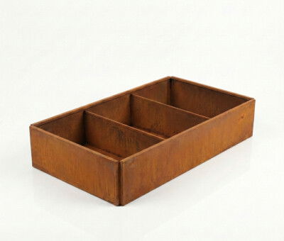 H&oslash;jbede s&aelig;t uden sneglekant rusten til krydderurter