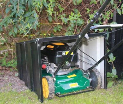 Lille garage til robotpl&aelig;neklipper og pl&aelig;neklipper uden opsamler