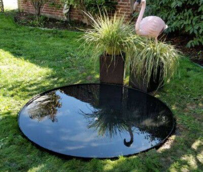 Sort lakeret rundt spejlbassin