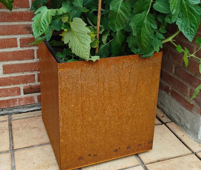 Corten stål skjuler på hjul til en plant growers