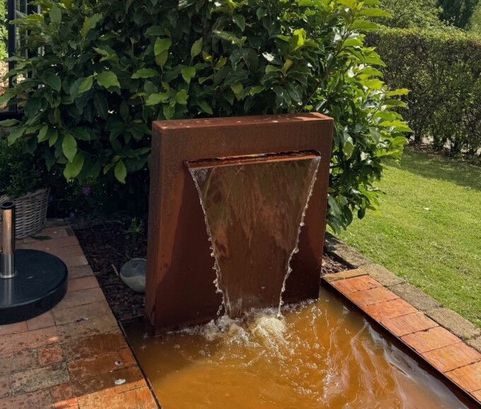 Spejlbassin med 90 cm vandfald i Corten stål måler 200 x 100 x 10 cm