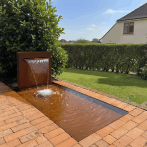 Spejlbassin med 90 cm vandfald i Corten stål måler 200 x 100 x 10 cm